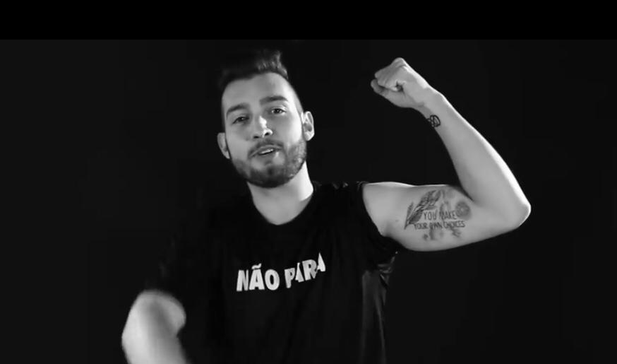 André emagreceu 18 quilos e tatuou Orange Zone